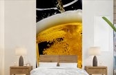 Behang - Fotobehang Bier wordt gegoten in een bier glas - Breedte 120 cm x hoogte 240 cm