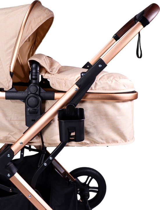 Close-up van de beige kinderwagen met goudkleurig frame, bruine handgrepen en een bekerhouder.
