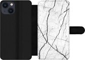 Étui pour téléphone iPhone 13 Bookcase - Marbre - Zwart - Wit - Avec poches - Étui portefeuille avec fermeture magnétique