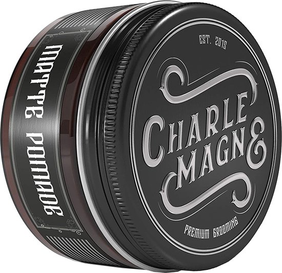 Zwarte pot met het "Charlemagne Premium Grooming" logo en "Matte Pomade" tekst.