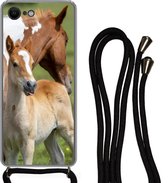 Hoesje met koord Geschikt voor iPhone 8 - Paarden - Veulen - Gras - Siliconen - Crossbody - Backcover met Koord - Telefoonhoesje met koord - Hoesje met touw