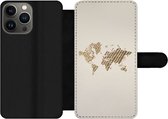 Bookcase Geschikt voor iPhone 13 Pro Max telefoonhoesje - Wereldkaart - Touw - Bruin - Met vakjes - Wallet case met magneetsluiting