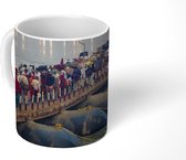 Mok - Mensen op brug in India - 350 ML - Beker