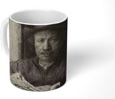 Mok - Zelfportret etsend bij een raam zwart - wit - Rembrandt van Rijn - 350 ML - Beker