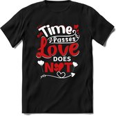 Time Passes Love Does Not - Valentijn T-Shirt | Grappig Valentijnsdag Cadeautje voor Hem en Haar | Dames - Heren - Unisex | Kleding Cadeau | - Zwart - 3XL