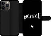 Bookcase Geschikt voor iPhone 13 Pro Max telefoonhoesje - Quotes - Spreuken - Geniet - Met vakjes - Wallet case met magneetsluiting