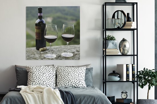 Peinture sur Toile Bouteille de Vin rouge avec Vignes de Sangiovese en Arrière-Plan - 90x90 cm - Décoration Décoration murale