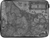 Laptophoes 17 inch - Historische zwart witte landkaart van Nederland - Laptop sleeve - Binnenmaat 42,5x30 cm - Zwarte achterkant