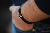 Urn-Crematie-as heren armband zwart- Sieraad wordt voor u op maat gemaakt!-lederen heren armband met crematie-as verwerkt in zwarte rvs bedel-Herinneringsarmband-Assieraad- RVS klik sluiting mat zwart--Crematie-as verwerkt in glas en hars-Mens/Dieren