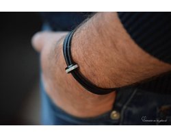 Urn-Crematie-as heren armband zwart- Sieraad wordt voor u op maat gemaakt!-lederen heren armband met crematie-as verwerkt in zwarte rvs bedel-Herinneringsarmband-Assieraad- RVS klik sluiting mat zwart--Crematie-as verwerkt in glas en hars-Mens/Dieren
