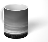 Mok - Piramides achter gebouwen in Caïro in zwart-wit - 350 ML - Beker - Uitdeelcadeautjes