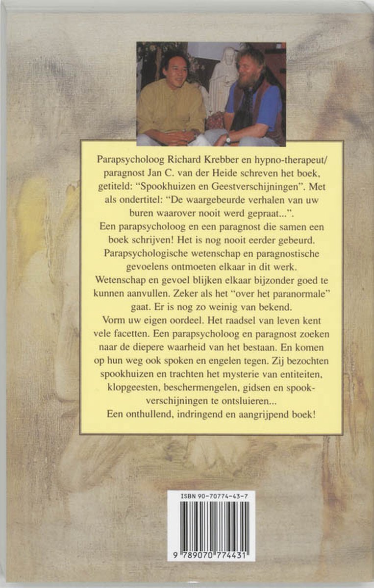 Achterkant boek 'Spookhuizen en geestverschijningen'. Foto van twee mannen. Tekst in het Nederlands.