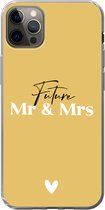 Geschikt voor iPhone 12 Pro Max hoesje - 'Future Mr & Mrs' - Trouwen - Spreuken - Quotes - Siliconen Telefoonhoesje
