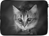 Laptophoes 13 inch - Dierenprofiel ruikende kat in zwart-wit - Laptop sleeve - Binnenmaat 32x22,5 cm - Zwarte achterkant