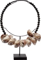 De Tiger Cowrie Necklace Black Wood op Stand