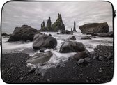 Laptophoes 13 inch - Zwarte stranden in IJsland - Laptop sleeve - Binnenmaat 32x22,5 cm - Zwarte achterkant