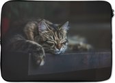 Laptophoes 14 inch 36x26 cm - Slapende katten - Macbook & Laptop sleeve Kat ligt op een zwarte tafel te slapen - Laptop hoes met foto