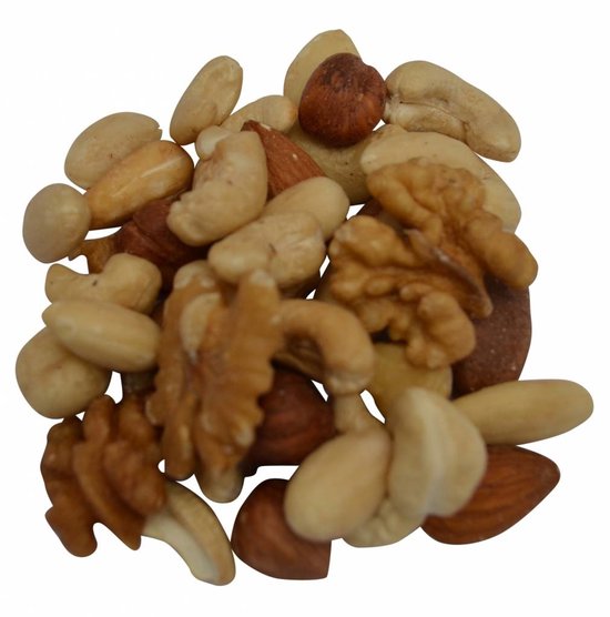 Een hoop onbewerkte, ongezouten noten met cashewnoten, walnoten, amandelen en hazelnoten.