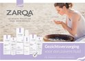 Een advertentie voor Zarqa gezichtsverzorging. Centraal een vrouw op het strand met een kom. Op de voorgrond een rij Zarqa producten.