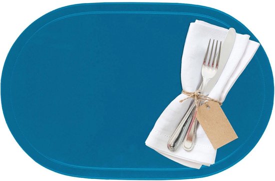 Set de table ovale bleu avec une serviette blanche nouée avec de la ficelle et des couverts.