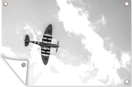 Tuinposter - Tuindoek - Tuinposters buiten - Een spitfire vliegtuig van onderen bij een wolkenlucht - zwart wit - 120x80 cm - Tuin