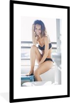 Photo en cadre - Jeune femme en lingerie dans un cadre photo de salle de bain noir avec passe-partout blanc grand 60x90 cm - Affiche sous cadre (Décoration murale salon / chambre)