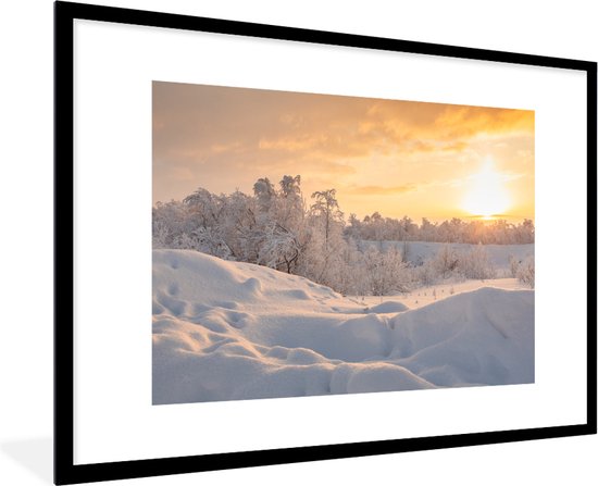 Fotolijst incl. Poster - Een heuvelachtig en besneeuwd gebied van Lapland - 120x80 cm - Posterlijst