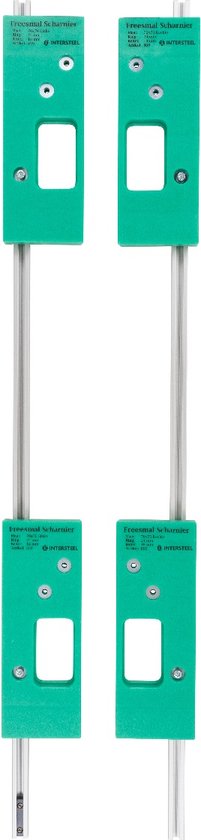 Set van 4 groene Intersteel freesmallen met aluminium stangen. Elke mal heeft twee rechthoekige uitsparingen en tekst.