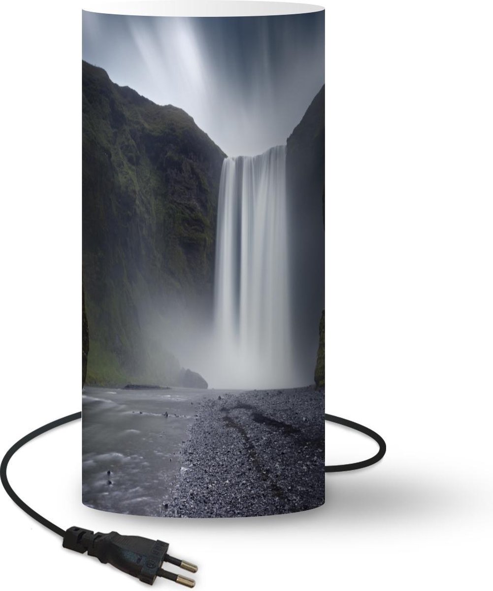 Lamp - Nachtlampje - Tafellamp slaapkamer - Waterval - Gebergte - Jungle - 33 cm hoog - Ø15.9 cm - Inclusief LED lamp