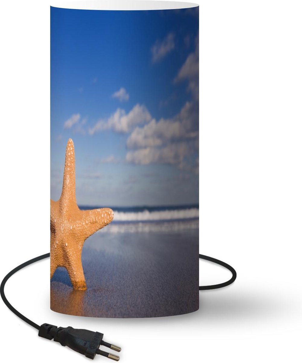 Lamp - Nachtlampje - Tafellamp slaapkamer - Zeester - Oranje - Zand - 33 cm hoog - Ø15.9 cm - Inclusief LED lamp