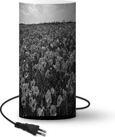 Lamp - Een weiland vol met klaprozen - zwart wit - 33 cm hoog - Ø16 cm - Inclusief LED lamp