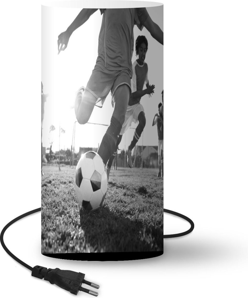 Lamp - Nachtlampje - Tafellamp slaapkamer - Jongen voetbalt - zwart wit - 54 cm hoog - Ø24.8 cm - Inclusief LED lamp