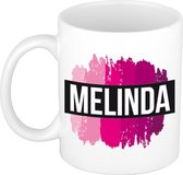 Melinda  naam cadeau mok / beker met roze verfstrepen - Cadeau collega/ moederdag/ verjaardag of als persoonlijke mok werknemers