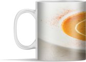 Mok - Pompoensoep in wit bord met gesprenkeld cayennepeper - 350 ml - Beker