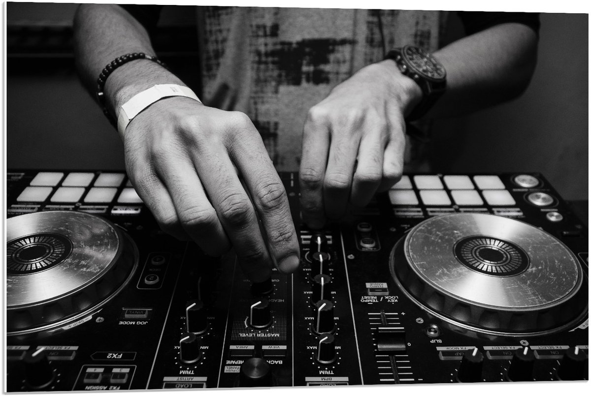 Forex - Dj achter Draaitafel (zwart/wit) - 90x60cm Foto op Forex