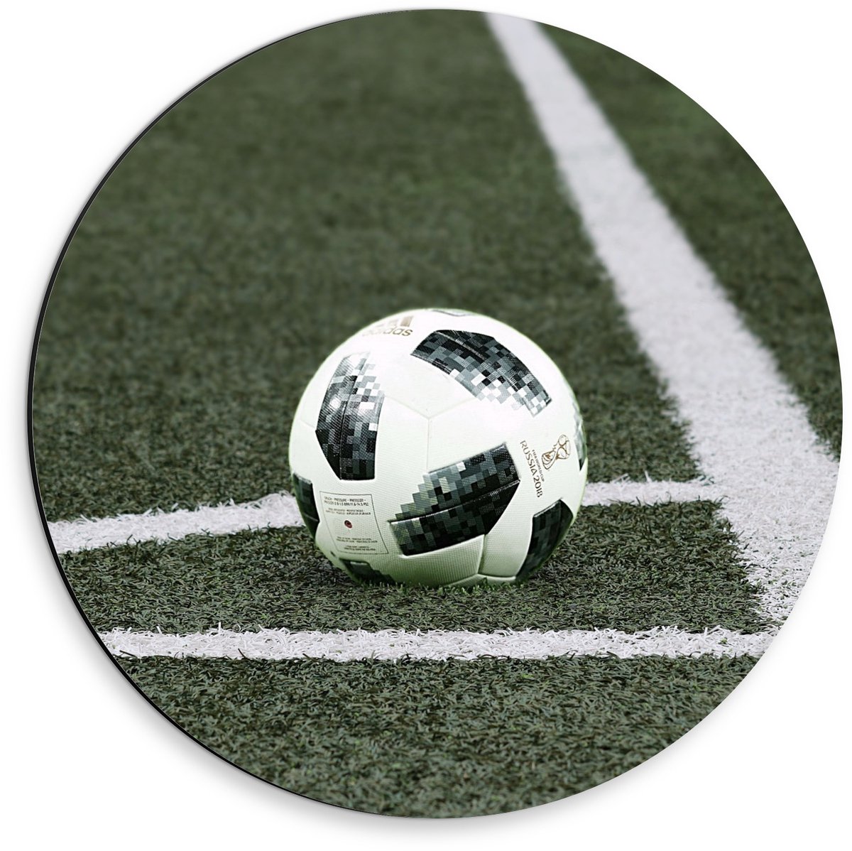 Dibond Wandcirkel - Voetbal in de Hoek van het Veld - 30x30cm Foto op Aluminium Wandcirkel (met ophangsysteem)