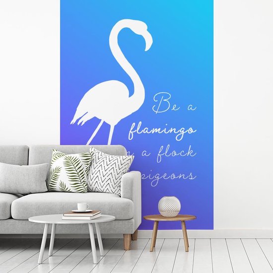 Citation 'Soyez un flamant rose dans un troupeau de pigeons' avec un flamant rose blanc sur fond bleu 195x300 cm
