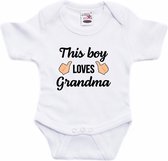 This boy loves grandma tekst baby rompertje wit jongens - Cadeau oma - Babykleding 92 (18-24 maanden)