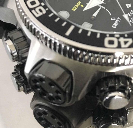 Close-up van de zijkant van een Citizen Promaster duikhorloge met knoppen.
