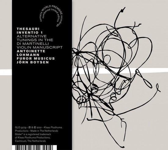 Albumhoes met zwarte tekst op donkere achtergrond, rechts een grijze achtergrond met zwarte, wervelende lijnen. Tekst: THESAURI INVENTIO 1, etc.