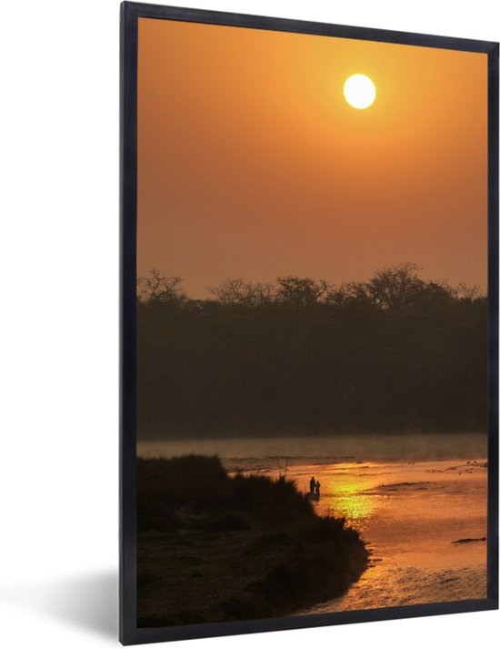 Fotolijst incl. Poster - Oranje zonsondergang bij het Nationaal park Chitwan in Nepal - 40x60 cm - Posterlijst