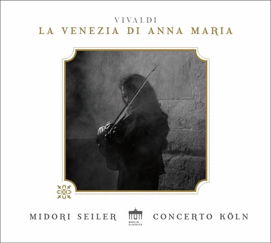 Albumhoes met gestileerde foto van violiste Midori Seiler, spelend in rokerige sfeer. Met tekst: La Venezia di Anna Maria.