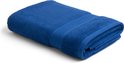 Eén klassiek blauwe badhanddoek, opgevouwen, met een geborduurde rand.