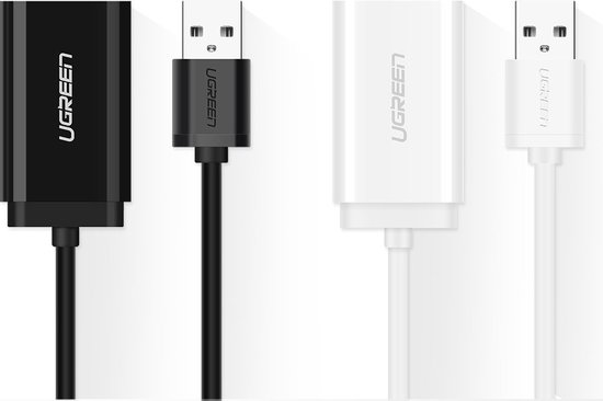 Zwarte en witte Ugreen USB-naar-audio adapters met bijbehorende USB-kabels, naast elkaar.