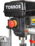 Zwarte bovenkant van een Torros tafelboormachine met een rode noodstopknop.