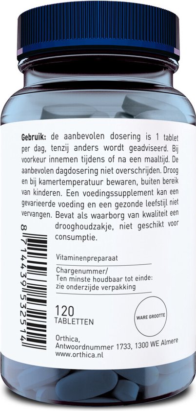 Achterkant van een doorzichtige pot Orthica Foliumzuur-800 met blauwe dop. Zichtbare witte tabletten. Tekst met gebruiksaanwijzing en ingrediënten.