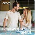 Man en vrouw lachen terwijl ze samen strijken met een Airpro strijkplank. Tekst "IRON WITH A SMILE".