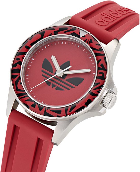 Rood horloge met zilverkleurige kast, rood wijzerplaat met zwarte luipaardprint en rode band.