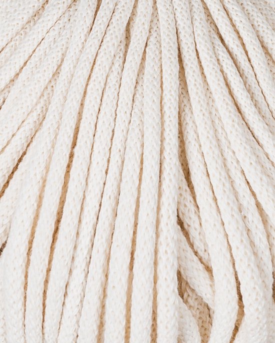 Close-up van dik roomwit Bobbiny macramé garen.