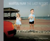 Martin Parr: The Last Resort. Jongetje en meisje met ijs op hun gezicht, staand naast rode auto.